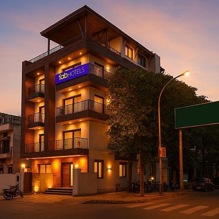 Fabhotel F9 Sector 19 Noida Bagian luar foto
